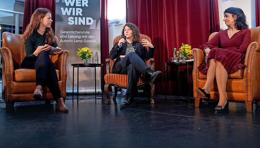 "Wir haben verlernt, die Demokratie zu schützen": Lena Gorelik (Mitte), Landtagspräsidentin Muhterem Aras (r.), Moderatorin Nicole Köster.
Foto: Mario Berger "Wir haben verlernt, die Demokratie zu schützen": Lena Gorelik (Mitte), Landtagspräsidentin Muhterem Aras (r.), Moderatorin Nicole Köster.
Foto: Mario Berger