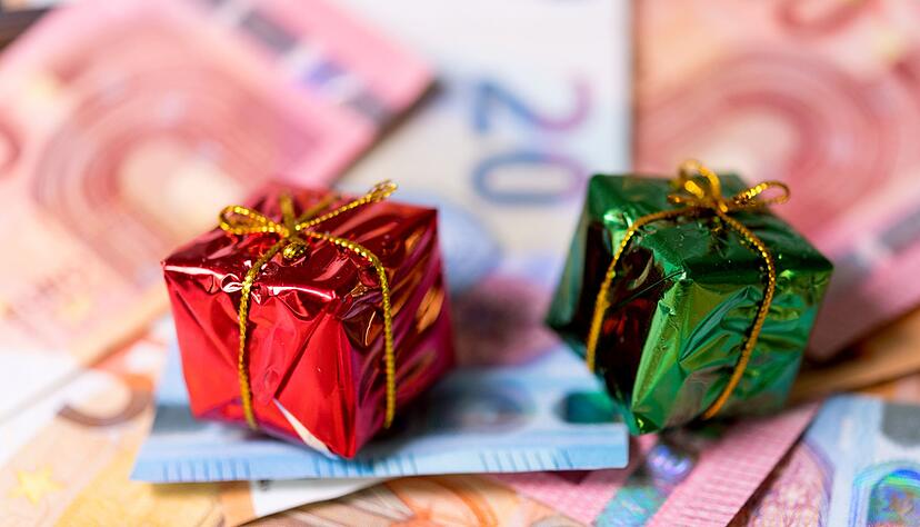 Nicht alles einplanen: Knapp die Hälfte des Weihnachtsgeldes geht durch Steuern und Sozialabgaben weg.