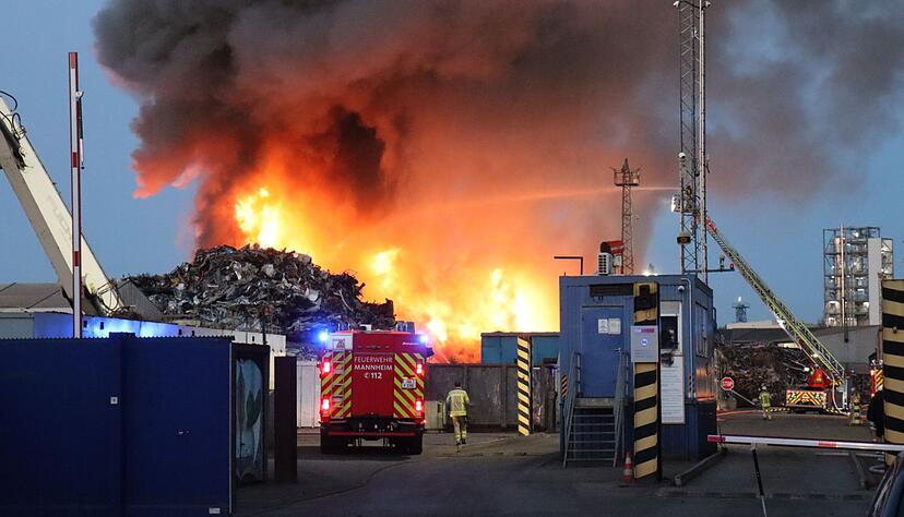 Drei Löschzüge sind auf dem Schrottplatz im Einsatz. Drei Löschzüge sind auf dem Schrottplatz im Einsatz.