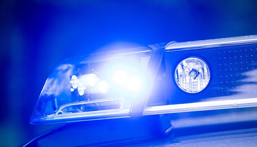 Nach einem Unfall auf A5 war die Fahrbahn stundenlang gesperrt. (Symbolbild) Nach einem Unfall auf A5 war die Fahrbahn stundenlang gesperrt. (Symbolbild)