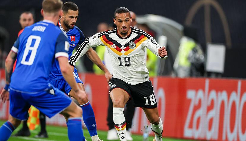 Leroy San&eacute; (r) gl&auml;nzte im entscheidenden WM-Qualifikationsspiel gegen die Slowakei. (Archivbild)