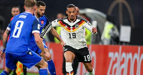 Leroy San&eacute; (r) gl&auml;nzte im entscheidenden WM-Qualifikationsspiel gegen die Slowakei. (Archivbild)