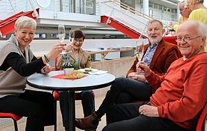 Angestoßen: Ingrid und Ewald Schneider (vorne) mit Begleitung. Angestoßen: Ingrid und Ewald Schneider (vorne) mit Begleitung.