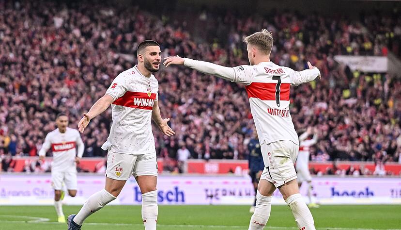 Stuttgarts Deniz Undav (l) und Stuttgarts Maximilian Mittelstädt jubeln nach dem 3:0 durch Undav.