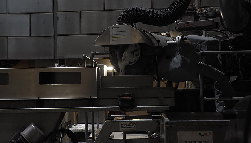 Die Grundmasse fällt von oben in die Maschine zur Weiterverarbeitung. Die Grundmasse fällt von oben in die Maschine zur Weiterverarbeitung.