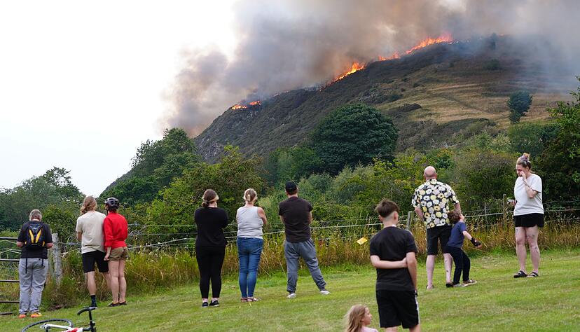 Die Flammen sind in der Umgebung zu sehen.
