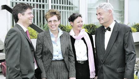 Feierstimmung in M&ouml;ckm&uuml;hl: (von links) Der neue Chirurgie-Chefarzt Burkhard Schropp, Verwaltungschefin Ingeborg Schneider und SLK-Gesch&auml;ftsf&uuml;hrerin Susanne Schlichtner verabschieden Manfred Jung. (Foto: Ralf Seidel)