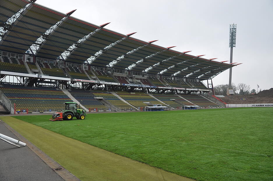 Rasenpflege tut Not: Die Arena wird weiter gebraucht. Sie soll durchgehend mindestens 15.400 Zuschauern Platz bieten.