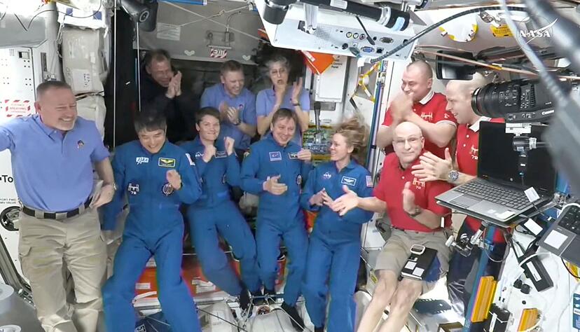 Das Standbild aus einem Video der Nasa zeigt, wie sich die Astronauten begr&uuml;&szlig;en.
