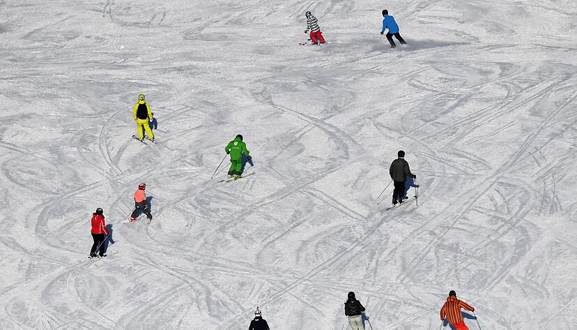 Bei ihren Schw&uuml;ngen kommen sich Skifahrer gelegentlich in die Quere. (Archivbild)