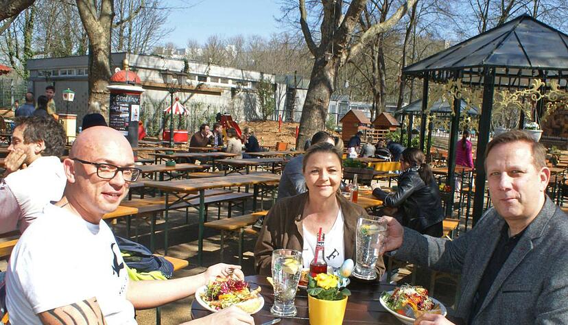 Freuen sich &uuml;ber Sonne und Biergartenflair: Michael Dietz (li.) , Marion R&ouml;hsner, Matthias Sch&uuml;tz im Food Court. Foto: Friese