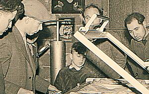 Der zehnjährige Wolfgang Illig schaute 1956 den Arbeitern zu . Der zehnjährige Wolfgang Illig schaute 1956 den Arbeitern zu .