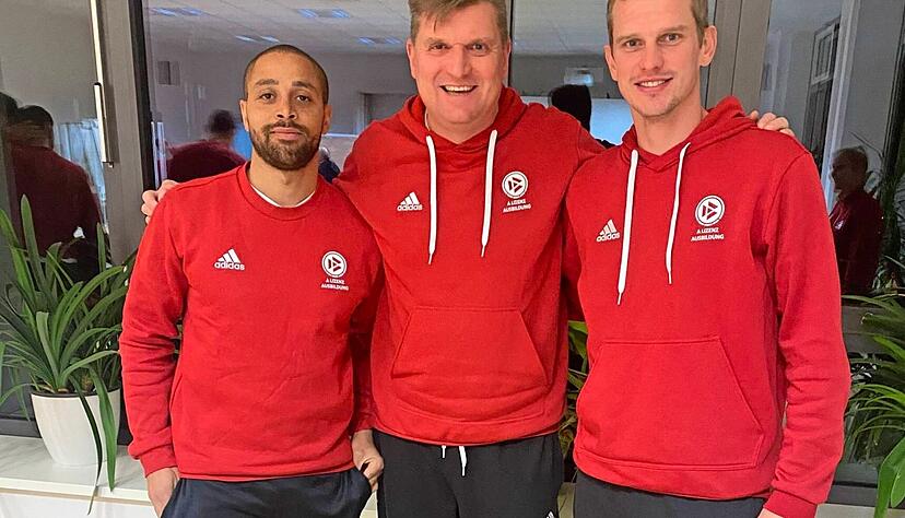 Thomas Kettner (Mitte) beim A-Lizenz-Lehrgang mit den ehemaligen Nationalspielern Sidney Sam (links) und Sven Bender. Sechs Monate lang bekam der Neuensteiner viele Einblicke in die Welt des Profifußballs.
Foto: privat