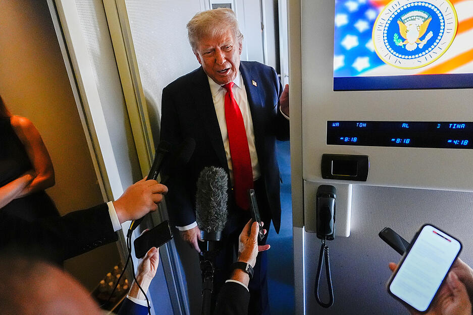 Schon an Bord seiner Air-Force-One-Maschine teilte er mit, dass es kein Einzeltreffen zwischen den Staatsoberhäuptern geben werde. Schon an Bord seiner Air-Force-One-Maschine teilte er mit, dass es kein Einzeltreffen zwischen den Staatsoberhäuptern geben werde.