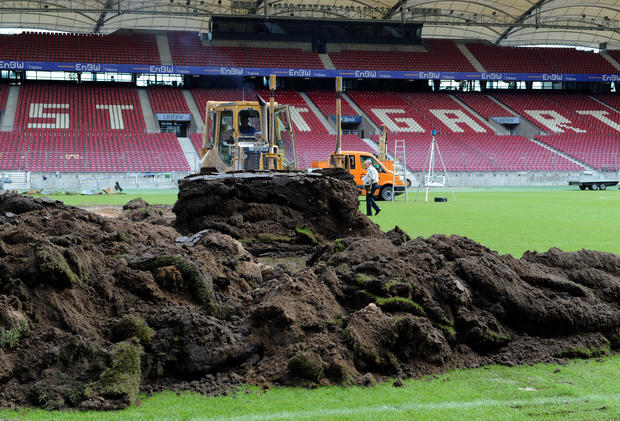 Im ersten Bauabschnitt wird bis August der Rasen erneuert und um 1,30 Meter abgesenkt. Im ersten Bauabschnitt wird bis August der Rasen erneuert und um 1,30 Meter abgesenkt.