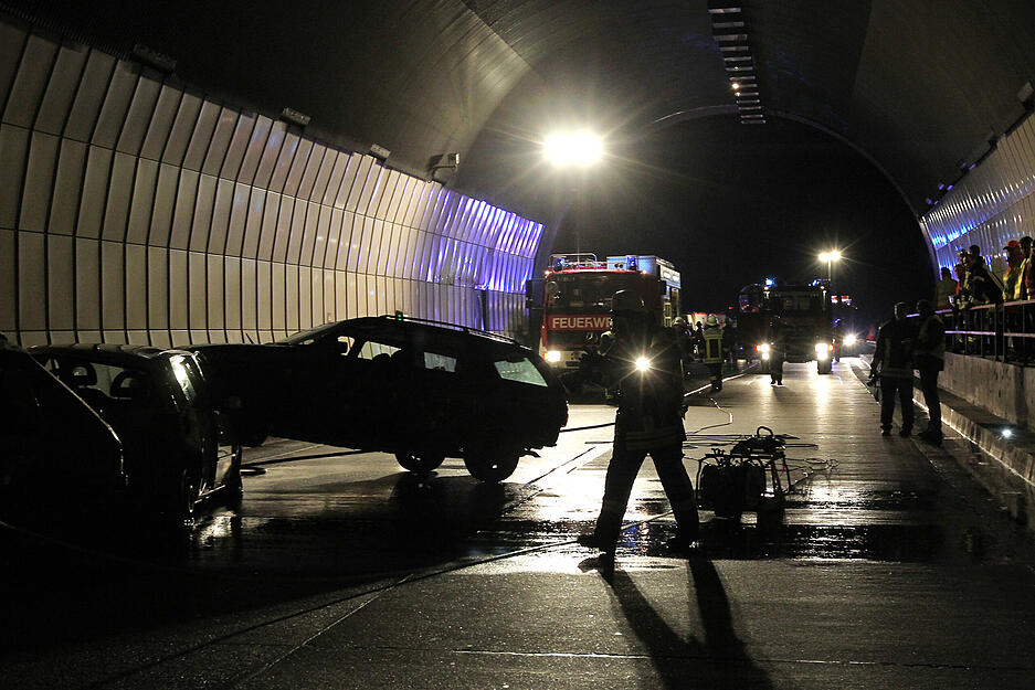 September 2010: Bei einer Großübung wird ein Szenario mit zwei Unfällen im Hölzerner Tunnel auf der A 81 durchgespielt. September 2010: Bei einer Großübung wird ein Szenario mit zwei Unfällen im Hölzerner Tunnel auf der A 81 durchgespielt.