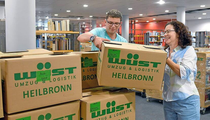Bibliotheksleiterin Doris Wolpert und Azubi Felix König packen an. Bücher und elektronische Medien wandern derzeit in die Dammstraße. Bibliotheksleiterin Doris Wolpert und Azubi Felix König packen an. Bücher und elektronische Medien wandern derzeit in die Dammstraße.