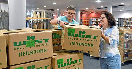 Bibliotheksleiterin Doris Wolpert und Azubi Felix König packen an. Bücher und elektronische Medien wandern derzeit in die Dammstraße. 
Foto: Mario Berger