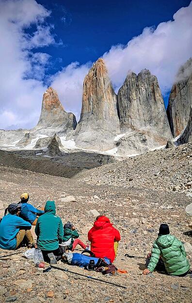 Kolossale Granitt&uuml;rme wie die Torres del Paine, die durch Millionen von Jahren Gletschererosion geformt worden sind, locken zahlreiche Kletterer an.