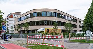 Die Gerhart-Hauptmann-Schule hat ihren Neubau an der Karlstraße im Juni 2022 bezogen, früher befand sie sich in der heutigen Fritz-Ulrich-Gemeinschaftsschule.
