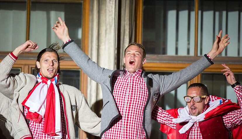 Manuel Neuer feiert im Triple-Jahr 2013 seine erste Meisterschaft mit dem FC Bayern. (Archivbild)