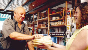 Ausverkauf im Horkheimer Hofladen von Thomas Wertsch. Am Sonntag ist offiziell Schluss mit der Spargelernte.Fotos: Dittmar Dirks