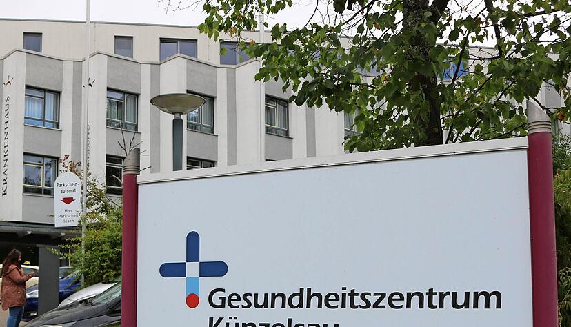 Der Name steht vor der alten Klinik, drin hat sich kaum etwas getan.
Foto: Reichert