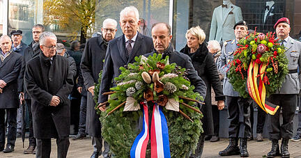 Kranzniederlegung am Hafenmarktturm mit Hauptredner Johann Singer (links), OB Harry Mergel (Mitte), anderen Rathausvertretern und Militärs.
Foto: Mario Berger