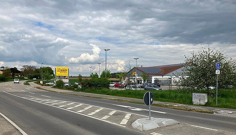 Auf dem Netto-Parkplatz in Heilbronn-Biberach wird am Dienstagmorgen eine tote Person gefunden.