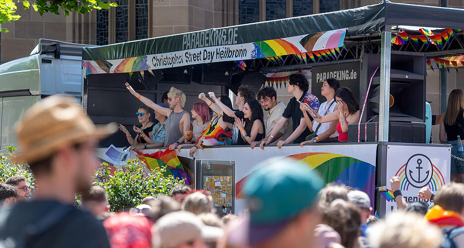 Auch auf dem Wagen wird während des zweiten CSD in Heilbronn Stimmung gemacht.