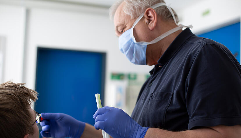 EBM-Papst wird von der amerikanischen Wirtschaftszeitung auch optisch ins rechte Licht ger&uuml;ckt, mit mehreren Fotos aus der Produktion in Mulfingen.