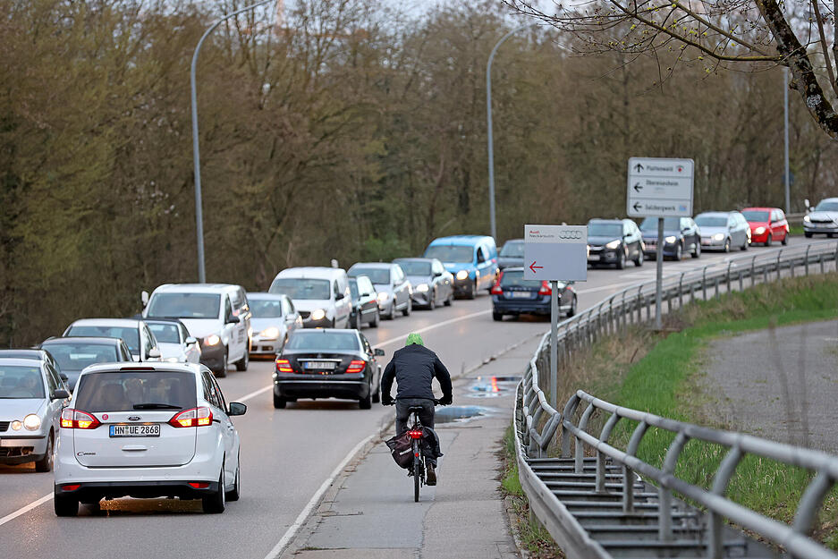 Streik der Gewerkschaften Verdi und EVD. Stau auf der L1095 zwischen Neckarsulm und Plattenwald