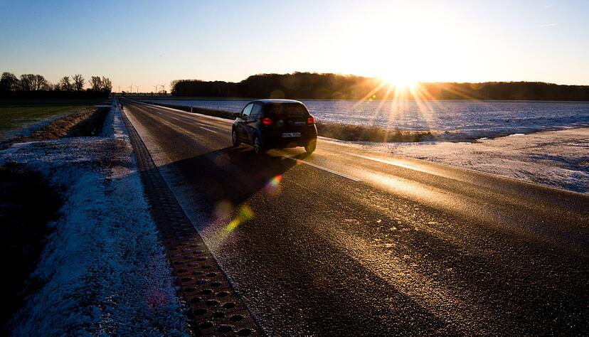 Gerade bei schwankenden Temperaturen um den Gefrierpunkt kann sich die Stra&szlig;enoberfl&auml;che st&auml;ndig ver&auml;ndern.
