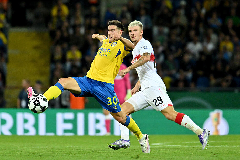 Finn Jeltsch: Stabil in der Mitte. Zeigte teils gute Grätschen, machte kaum Fehler, trotz der Gegentore. Da waren andere Spieler beteiligt. Lässt sich beim 4:4 etwas leicht ausspielen, rettet aber in der Verlängerung auf der Linie. Note: 3,5