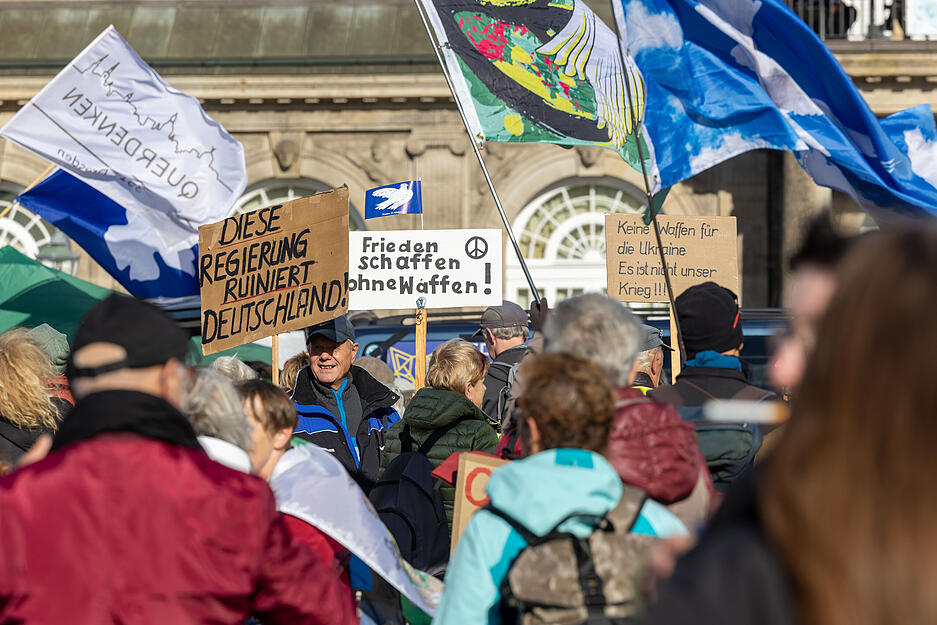 Querdenker, Rechtsextremisten und Reichsbürger demonstrieren in ganz Deutschland, wie hier in Dresden, für eine "Reformation der Gesellschaft“.