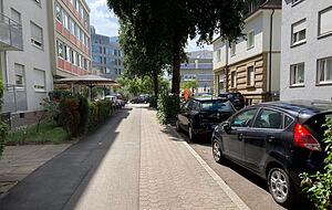 Gymnasiumstraße: Wenn Autofahrer unachtsam ihre Tür öffnen, drohen schwere Unfälle für Radfahrer, die Richtung Kreissparkasse fahren. Aus der Gegenrichtung rät Geis, Blickkontakt mit Fahrern zu suchen. Foto: Donauer