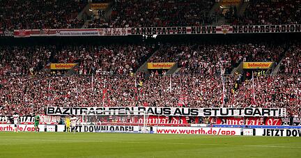 Bildnummer: 14698575  Datum: 05.10.2013  Copyright: imago/Pressefoto Baumann
 Stuttgart , Fußball Bundesliga VFB Stuttgart, Canstatter Kurve: Fans halten Banner mit dem Spruch hoch: Bazitrachten raus aus Stuttgart; Fussball GER 1. BL 2014 xsp x1x 2013 quer Saison 2013 2014 Herren Männer Mercedes Benz Arena 

Image number 14698575 date 05 10 2013 Copyright imago  Baumann Stuttgart Football Bundesliga VfB Stuttgart Canstatt Curve supporters hold Banner with the Acquittal vertical  out out Stuttgart Football ger 1 BL 2014  x1x 2013 horizontal Season 2013 2014 men Men Mercedes Benz Arena
