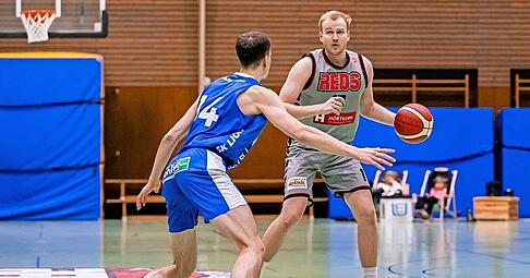 Nils Maisel (am Ball) lenkt als Point Guard nicht nur das Spiel der Heilbronn Reds, sondern ist inzwischen auch neuer Vize-Kapitän des Regionalligisten.