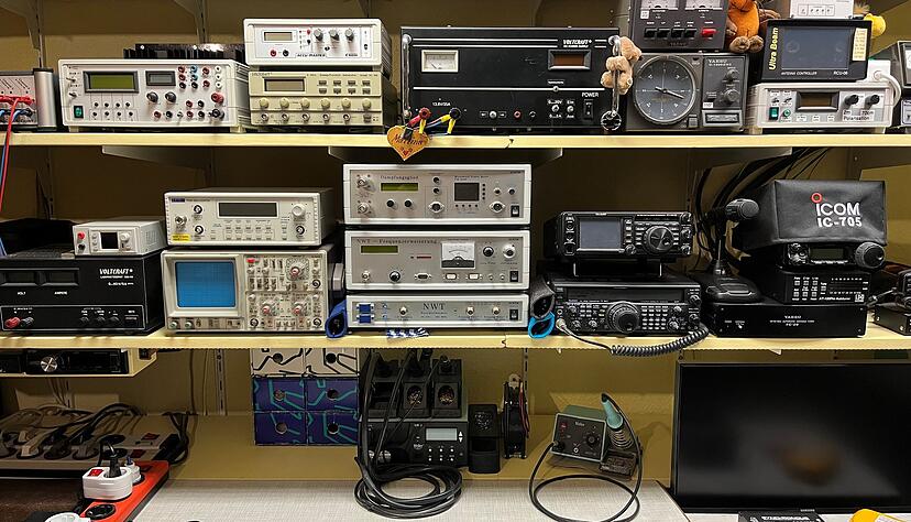 Nur ein Teil der Funkausrüstung, größtenteils Marke Eigenbau von Thomas Müller.