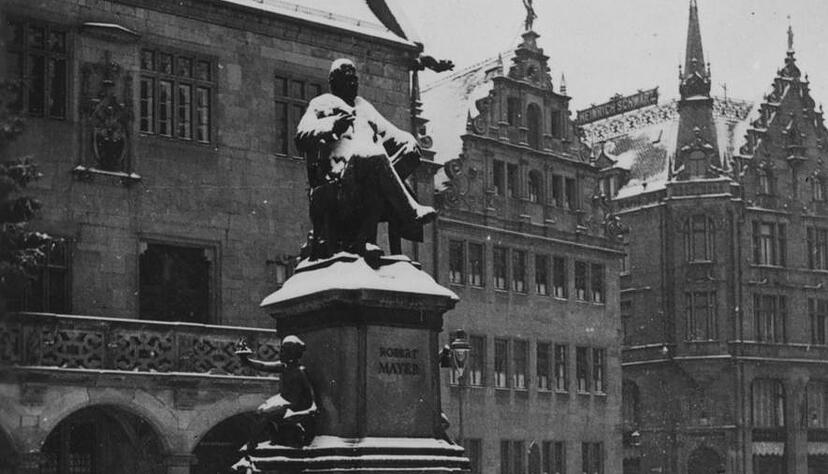 Das Denkmal vor dem Rathaus 1938, Robert Mayer blickt gen Süden über den Marktplatz.