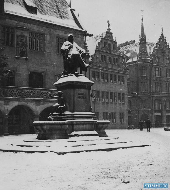 Das Denkmal vor dem Rathaus 1938, Robert Mayer blickt gen Süden über den Marktplatz.