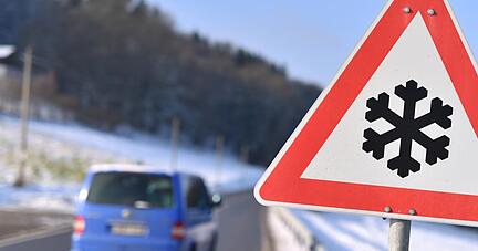 Auch wenn es etwas milder wird in den nächsten Tagen: Autofahrer müssen weiterhin mit Straßenglätte rechnen. Foto: dpa Auch wenn es etwas milder wird in den nächsten Tagen: Autofahrer müssen weiterhin mit Straßenglätte rechnen. Foto: dpa