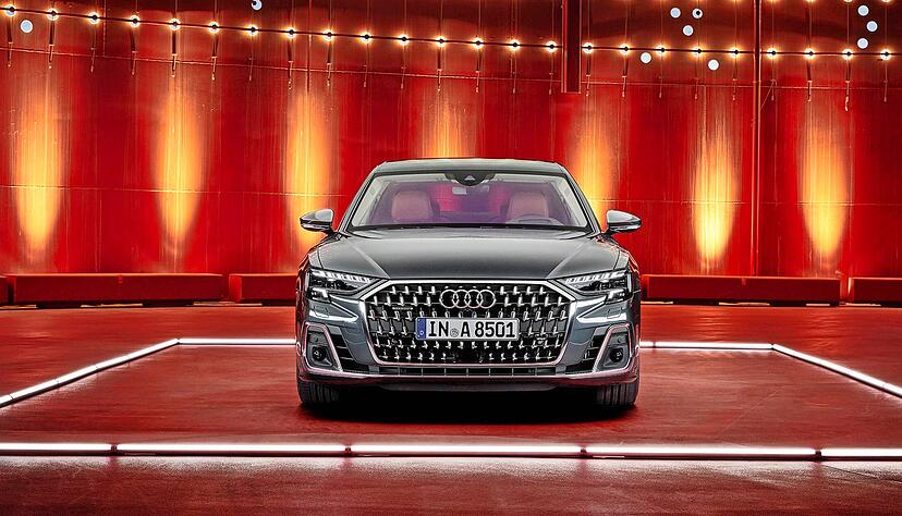 Auffälligstes Merkmal des aufgefrischten Audi A8 ist der neue Kühlergrill mit chromglänzenden Winkelelementen. Auffälligstes Merkmal des aufgefrischten Audi A8 ist der neue Kühlergrill mit chromglänzenden Winkelelementen.