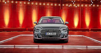 Auffälligstes Merkmal des aufgefrischten Audi A8 ist der neue Kühlergrill mit chromglänzenden Winkelelementen.