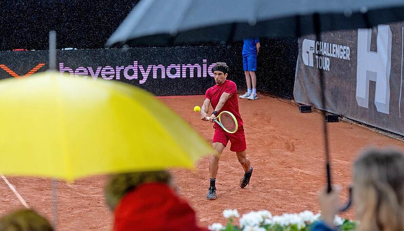 Regen? Das ist noch lange kein Grund, nicht Tennis zu spielen, wie hier der Tunesier Moez Echargui zeigt. Sein Match dauert am Sonntag mit Regenpausen fünf Stunden. Regen? Das ist noch lange kein Grund, nicht Tennis zu spielen, wie hier der Tunesier Moez Echargui zeigt. Sein Match dauert am Sonntag mit Regenpausen fünf Stunden.