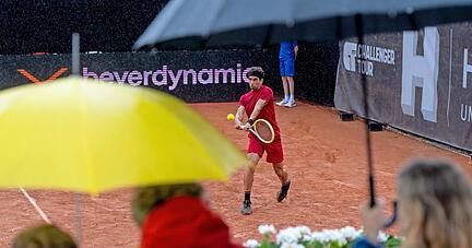 Regen? Das ist noch lange kein Grund, nicht Tennis zu spielen, wie hier der Tunesier Moez Echargui zeigt. Sein Match dauert am Sonntag mit Regenpausen fünf Stunden.