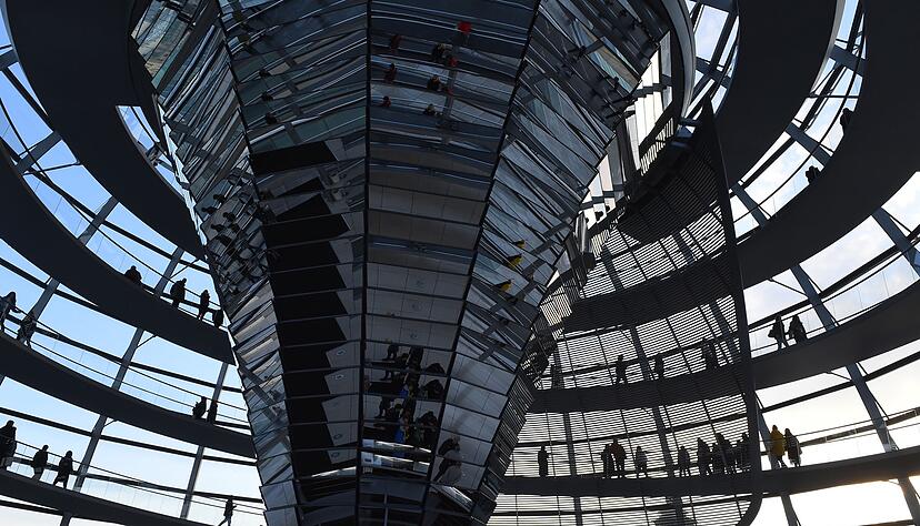 Schlendern und schauen: Menschen besuchen die Kuppel.