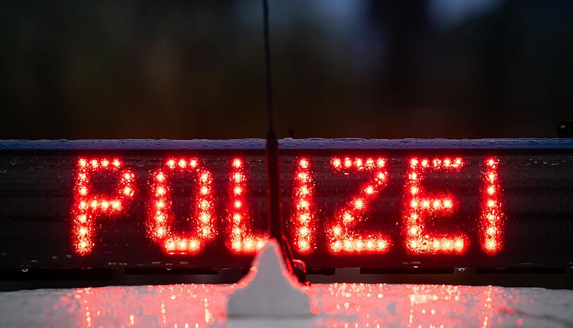 Der 38-J&auml;hrige &uuml;bersah mehrere auf der B3 haltende Autos. (Symbolbild)