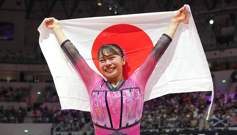 Aiko Sugihara jubelt über ihren Boden-Titel. Aiko Sugihara jubelt über ihren Boden-Titel.