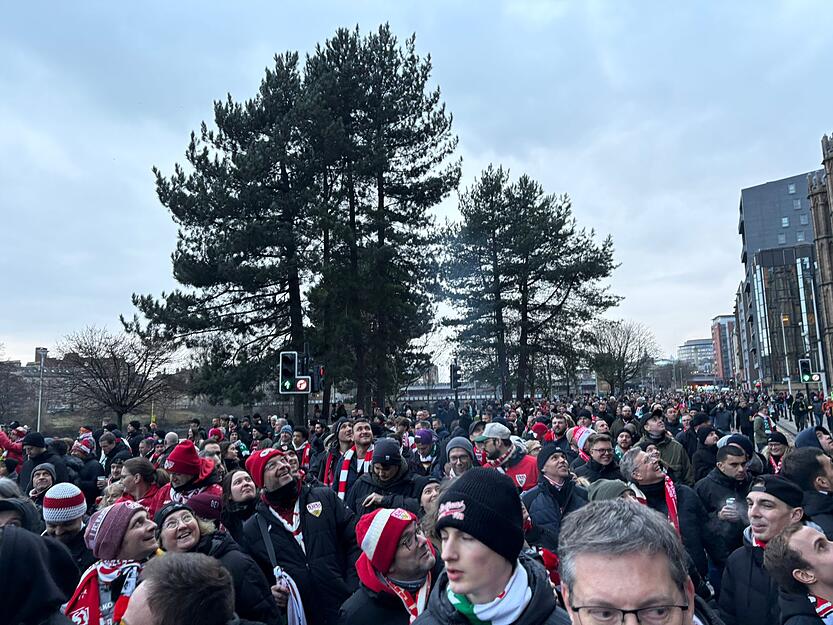 Laufen ja, Ges&auml;nge nur selten. Statt VfB-Party auf dem Weg zum Celtic Park bleibt es eher ruhig.